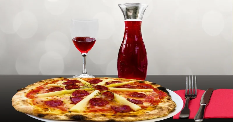 Que manger avec du vin rouge à l'apéro