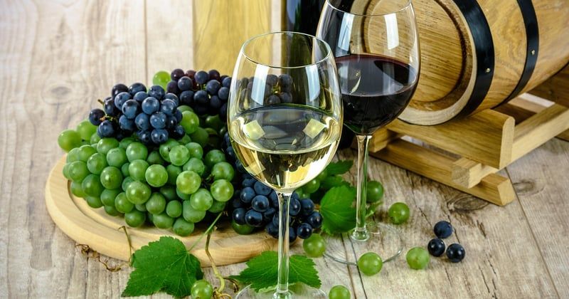 10 idées pour l'apéro au vin : accords mets et vins simples à réussir